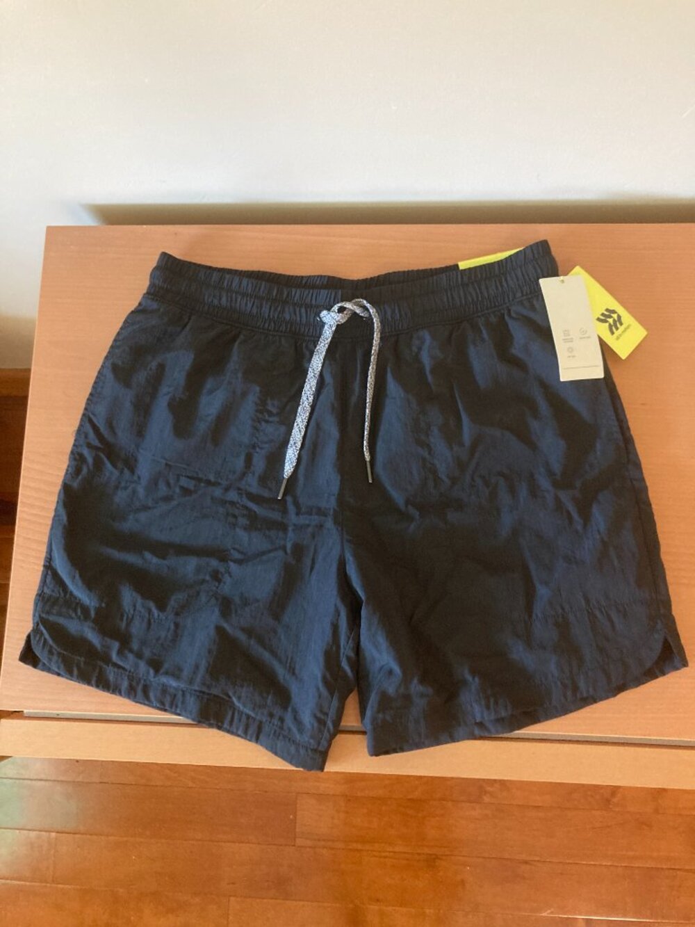 all in motion Men's Black Gym Shorts Small 6"